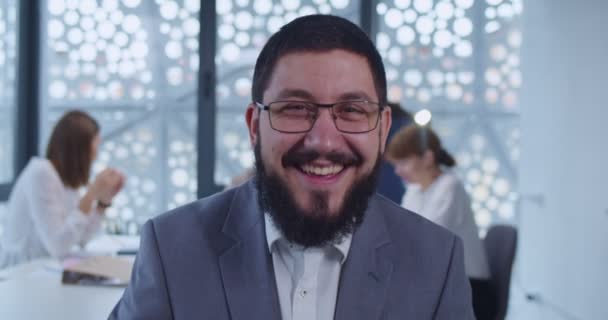 Portrét Veselého Bělocha Brýlích Vesele Usmívajícího Skříni Obchodní Schůzka Pozadí — Stock video