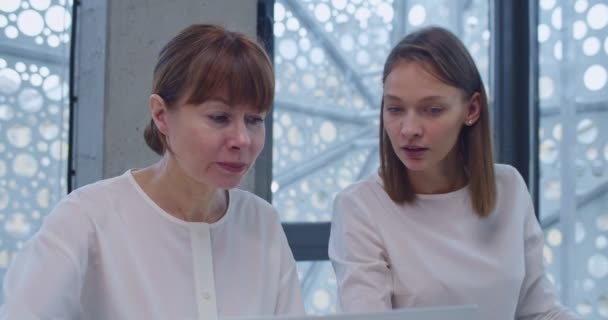 Две Кавказские Сотрудницы Компании Работают Офисе Документами Женщины Коллеги Бизнесу — стоковое видео