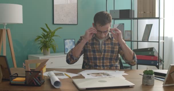 コーカサス人のインテリアデザイナーが眼鏡をかけ アパートの企画とインテリアを描く — ストック動画