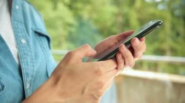 Evinde telefonla yazı yazan beyaz güzel bir kadını yakından çek. Sağlık, özgünlük, denge ve sakinlik duygusu. Evden çalış..