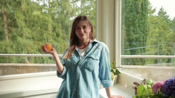 Hyvännäköisen Naisen Muotokuva Hänen Asuntonsa Ikkunan Lähellä Valkoihoinen Nainen Pitelee — kuvapankkivideo