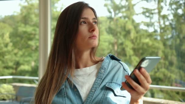Retrato Menina Usando Dispositivo Móvel Navegando Internet Ficar Conectado Casa — Vídeo de Stock