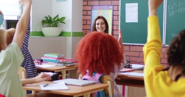 Arrière Sur Les Enfants École Levant Les Mains Tout Répondant — Video