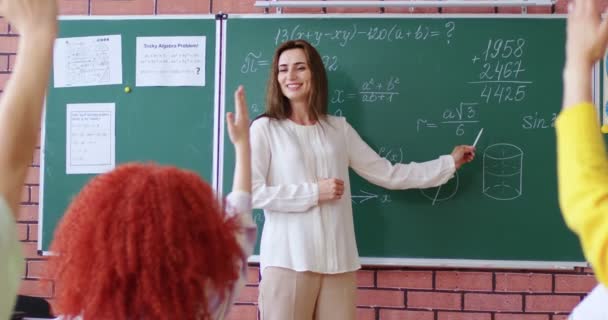 Ugjenkjennelig Skolepike Som Løfter Hånden Svarer Spørsmål Fra Kvinnelig Lærer – stockvideo