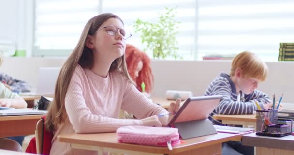 Καυκάσιος Έξυπνη Μαθήτρια Γυαλιά Που Κάθεται Στο Γραφείο Στην Τάξη — Αρχείο Βίντεο