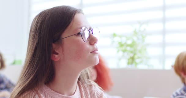 Detailní Záběr Obličeje Roztomilé Teen Chytré Školačky Brýlích Sedí Třídě — Stock video