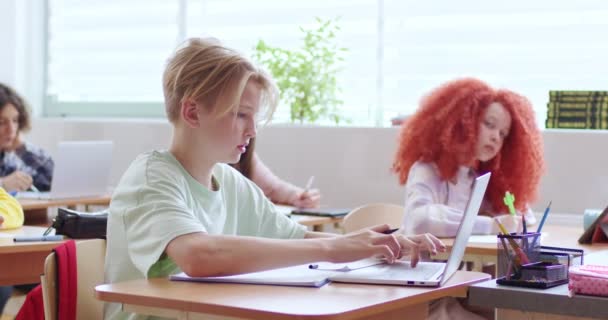 소년은 노트북으로 인터넷을 탐색하고 학교에서 수업중에 노트를 학생들 디지털 기기로 — 비디오