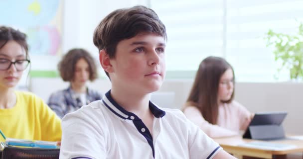Retrato Menino Escola Olhando Para Câmera Sala Aula Adolescente Sorridente — Vídeo de Stock