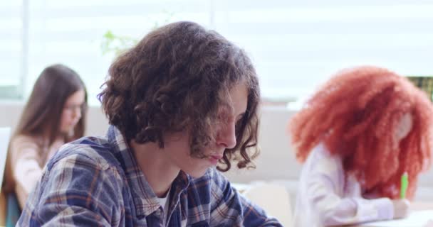 Close Pensive Boy Curly Hairstyle Studying Classroom Classmates Elementary School — Stock Video