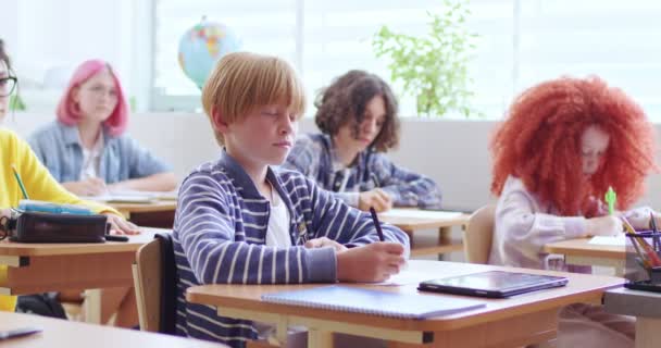 Studente Adolescente Intelligente Caucasico Seduto Alla Scrivania Classe Che Scrive — Video Stock