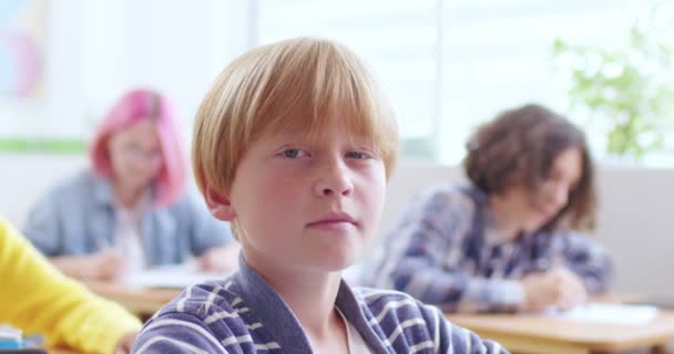 Portraitaufnahme Eines Netten Kaukasischen Kleinen Schlauen Schuljungen Der Schreibtisch Klassenzimmer — Stockvideo