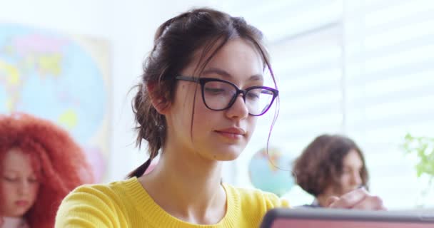 Gros Plan Visage Concentré Adolescent Intelligent Étudiant Dans Des Lunettes — Video