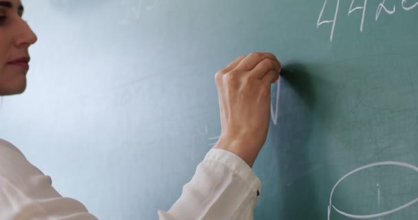 Genç Beyaz Kadın Matematik Öğretmeninin Tahtaya Yazı Yazma Denklemini Kapatın — Stok video