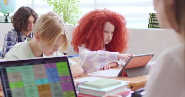Kaukasische Niedliche Schlaue Kinder Die Schreibtisch Sitzen Und Lernen Während — Stockvideo