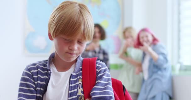 Φωτογραφία Ενός Μικρού Καυκάσιου Αγοριού Σακίδιο Στέκεται Στο Σχολείο Και — Αρχείο Βίντεο