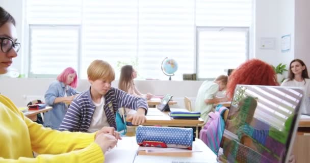 Okullu Çocuğun Parlak Sınıftaki Masalarda Kaldırması Yürümesi Ders Sırasında Tahtada — Stok video