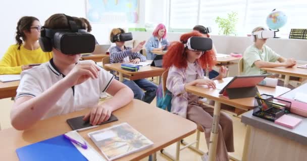 Интерактивная Концепция Школы Дети Наушниках Сидят Партами Учатся Виртуальной Реальности — стоковое видео