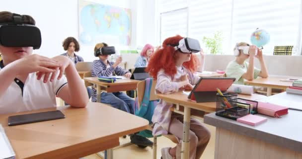Interaktives Schulkonzept Kinder Headsets Sitzen Schreibtisch Und Lernen Virtuelle Realität — Stockvideo