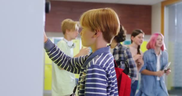 白人青少年男孩来到储物柜 并把背包放在学校走廊休息 学生在课间休息 学习生活方式概念 — 图库视频影像