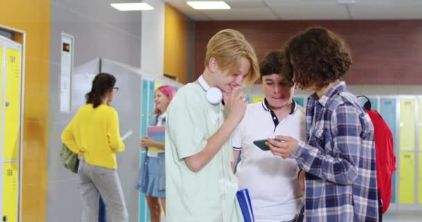 Bělošští Veselí Puberťáci Kteří Stojí Chodbě Smějí Když Něco Sledují — Stock video