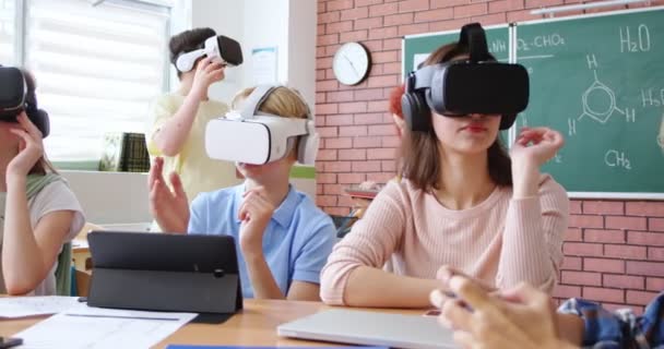 Grupa Zadowolonych Młodych Uczniów Szkoły Siedzących Klasie Korzystających Gogli Wirtualnej — Wideo stockowe