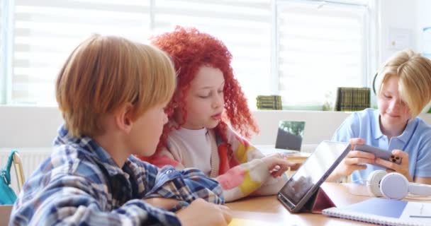 Καυκάσια Παιδιά Που Κάθονται Στο Γραφείο Στην Τάξη Και Χρησιμοποιούν — Αρχείο Βίντεο