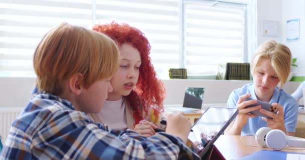 Holka Základní Školy Vysvětluje Úkol Spolužákovi Digitálním Tabletu Zatímco Sedí — Stock video