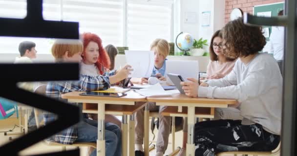 Smart Caucasian Kids Teenagers Girls Boys Sitting Desk Studying Together — Stock Video