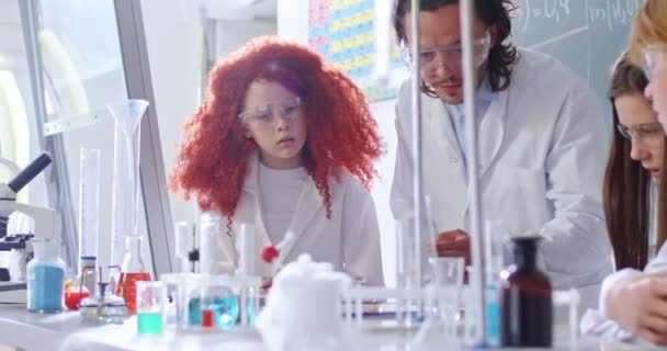 Dzieci Ich Męski Nauczyciel Goglach Robią Eksperymenty Laboratorium Chemicznym Klasie — Wideo stockowe