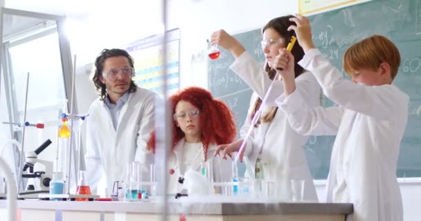 Inteligentne Dzieciaki Szkole Przeprowadzają Eksperymenty Chemiczne Reakcje Klasie Nauczyciele Obserwują — Wideo stockowe