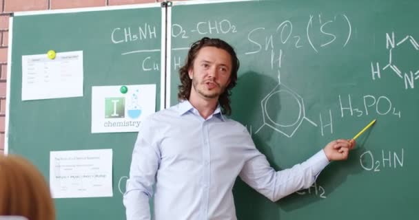 Insegnante Scuola Elementare Che Mostra Formule Chimiche Sulla Lavagna Agli — Video Stock