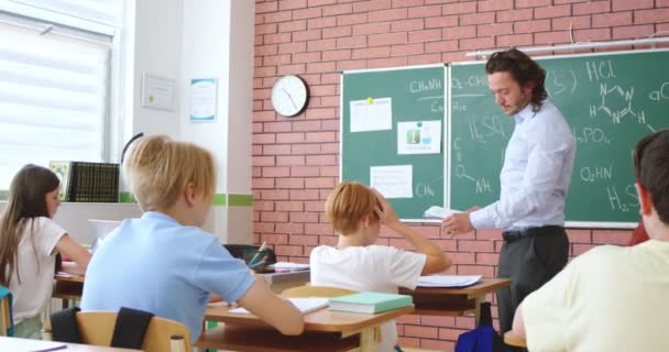 Kaukasiska Unga Manliga Lärare Kemi Lämna Papper Skiter Med Prov — Stockvideo