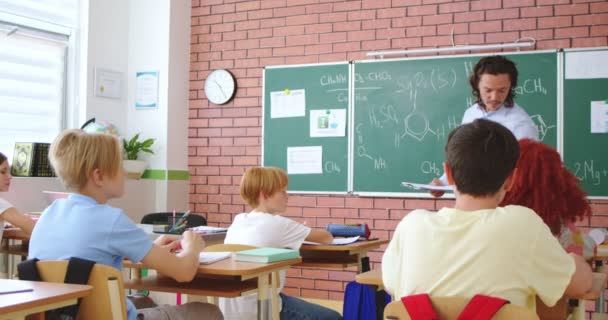 Mavi Gömlekli Kendinden Emin Erkek Öğretmen Kimya Dersi Sırasında Öğrencilere — Stok video