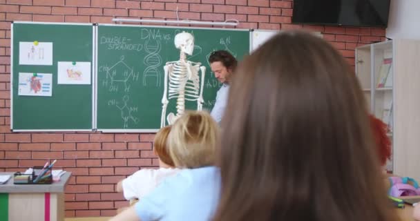 Glada Kaukasiska Unga Manliga Lärare Anatomi Eller Biologi Föra Skaldjur — Stockvideo