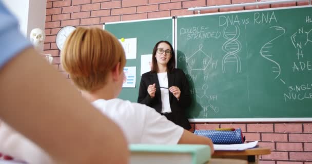 Kaukasiska Unga Kvinnliga Biologilärare Som Förklarar Dna Formler Och Pratar — Stockvideo