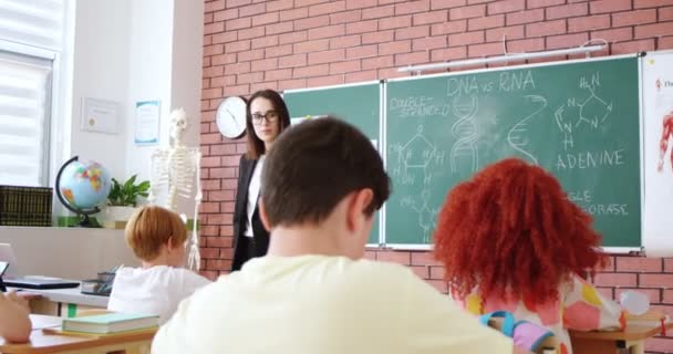 Kafkasyalı Genç Bayan Öğretmen Okulda Sınavı Geçen Çocukları Izliyor Masalarda — Stok video