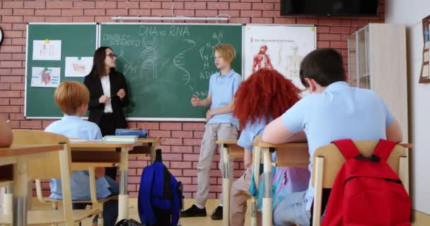Kaukasischer Schüler Freizeitkleidung Der Nähe Der Tafel Der Während Des — Stockvideo