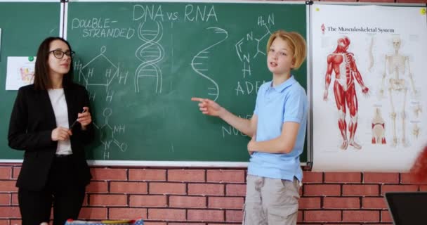Kaukasischer Schlauer Teenager Der Einer Biologielehrerin Der Tafel Antwortet Und — Stockvideo