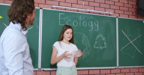 Beyaz Güzel Bir Kız Öğrenci Sınıfın Önünde Ekoloji Hakkında Konuşma — Stok video