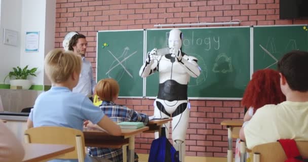 Robô Automático Semelhante Humano Frente Aula Com Alunos Ensino Reciclagem — Vídeo de Stock