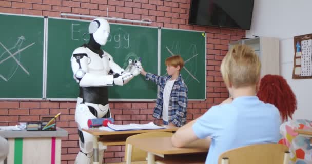 Červenovlasý Školák Stojí Poblíž Moderního Robota Třídě Odpovídá Otázky Ekologii — Stock video