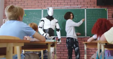 Öğrencileriyle sınıfın önünde dikilen ve robot bilimi öğreten bir robot. Ed-tech konsepti. Okulda teknoloji öğreniyorum. Öğrenim teknolojisi. Android öğretmen ve çocuk.