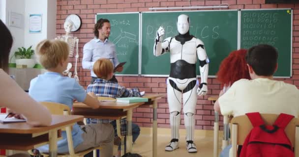 Guru Laki Laki Kaukasia Dengan Tablet Digital Tangan Menunjukkan Robot — Stok Video