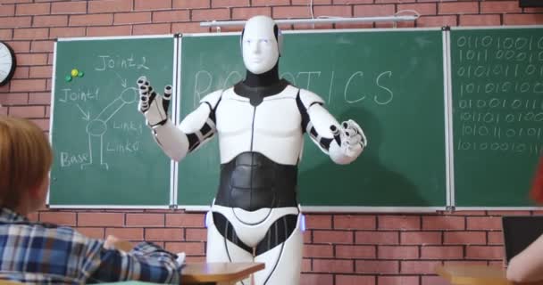 Автоматичний Людиноподібний Робот Стоїть Перед Класом Учнями Навчає Робототехніки Чоловічий — стокове відео