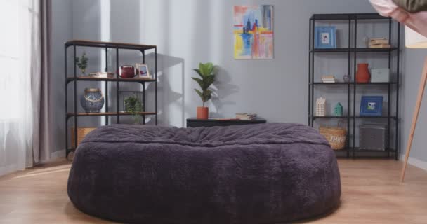 Jolie Petite Fille Caucasienne Tombe Sur Canapé Couchée Fille Aux — Video