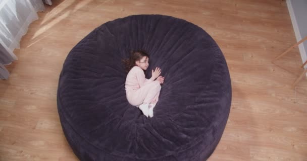 Κάτοψη Του Μικρού Όμορφου Κοριτσιού Ξαπλωμένο Μεγάλο Στρογγυλό Καναπέ Όμορφη — Αρχείο Βίντεο