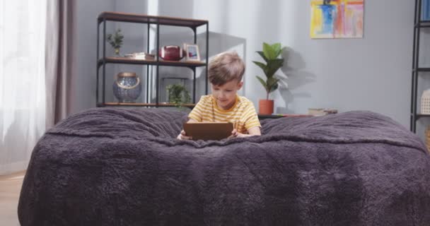 Närbild Porträtt Liten Pojke Soffan Med Smartphone Händerna Barn Leker — Stockvideo