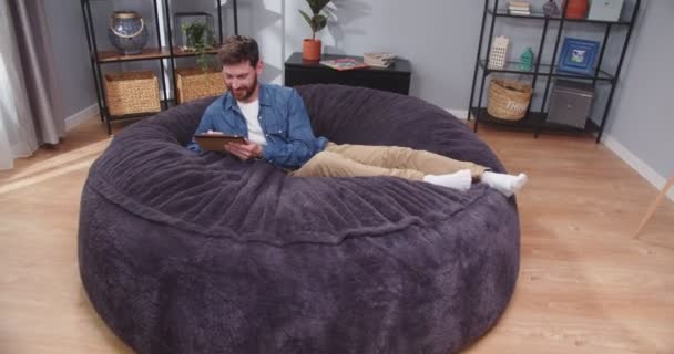 Zooming Fora Tiro Homem Adulto Deitado Sofá Com Tablet Masculino — Vídeo de Stock