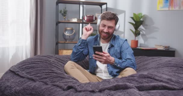 Close Retrato Homem Adulto Sofá Com Smartphone Suas Mãos Ouvindo — Vídeo de Stock