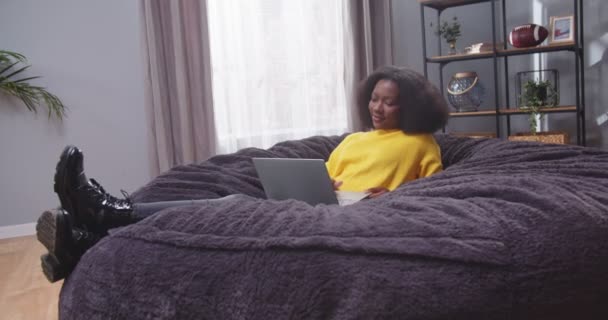 Çizmeli Dizüstü Bilgisayarla Kanepede Yatan Afro Amerikan Kadının Portresi Kadın — Stok video